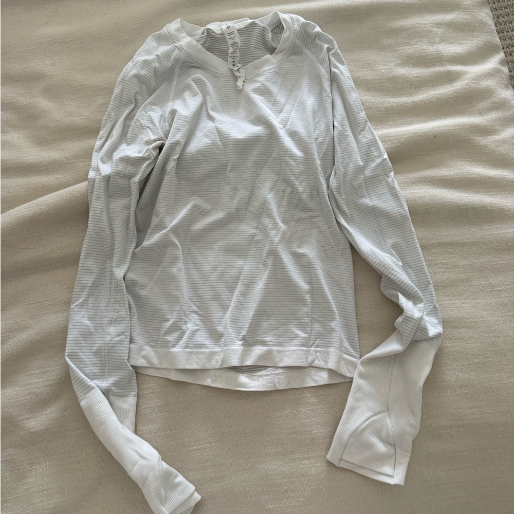 White Lululemon long sleeve top Size 2 #athleisure #yoga